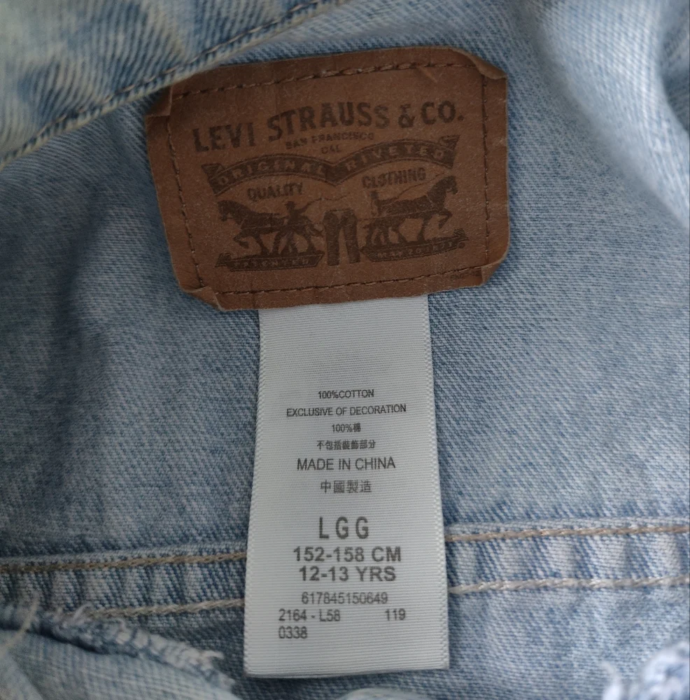 Levi's Classic Trucker Jean Jacket - Picture 2 of 8